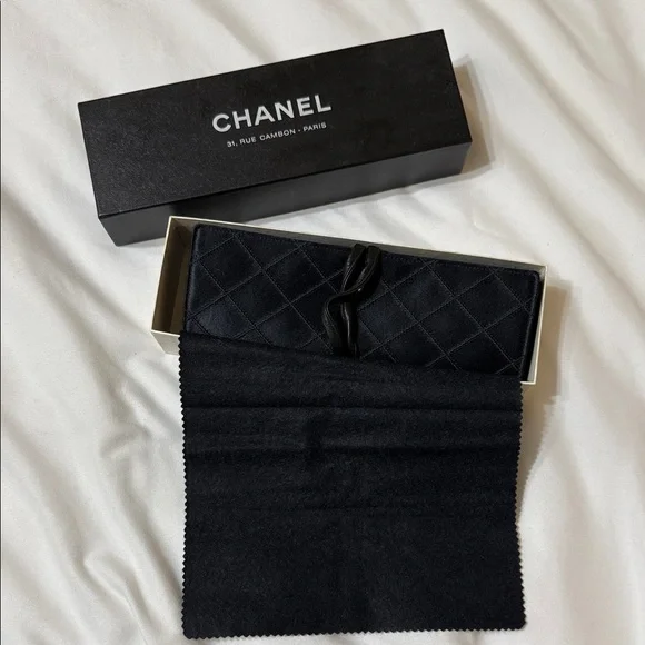 Rare Chanel Black Silk and Leather Jewelry Case - Picture 10 of 10